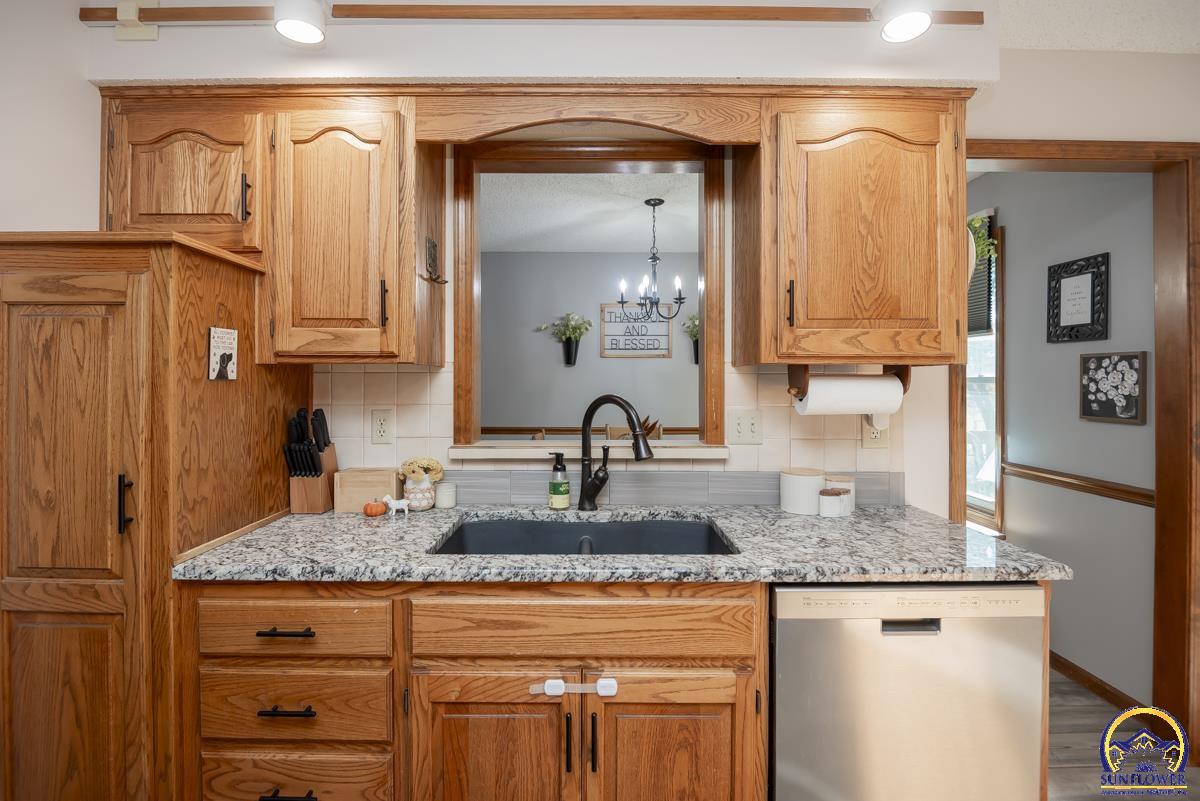 2831 Southwest Bingham Road Topeka, KS 66614 - Photo 11 of 36