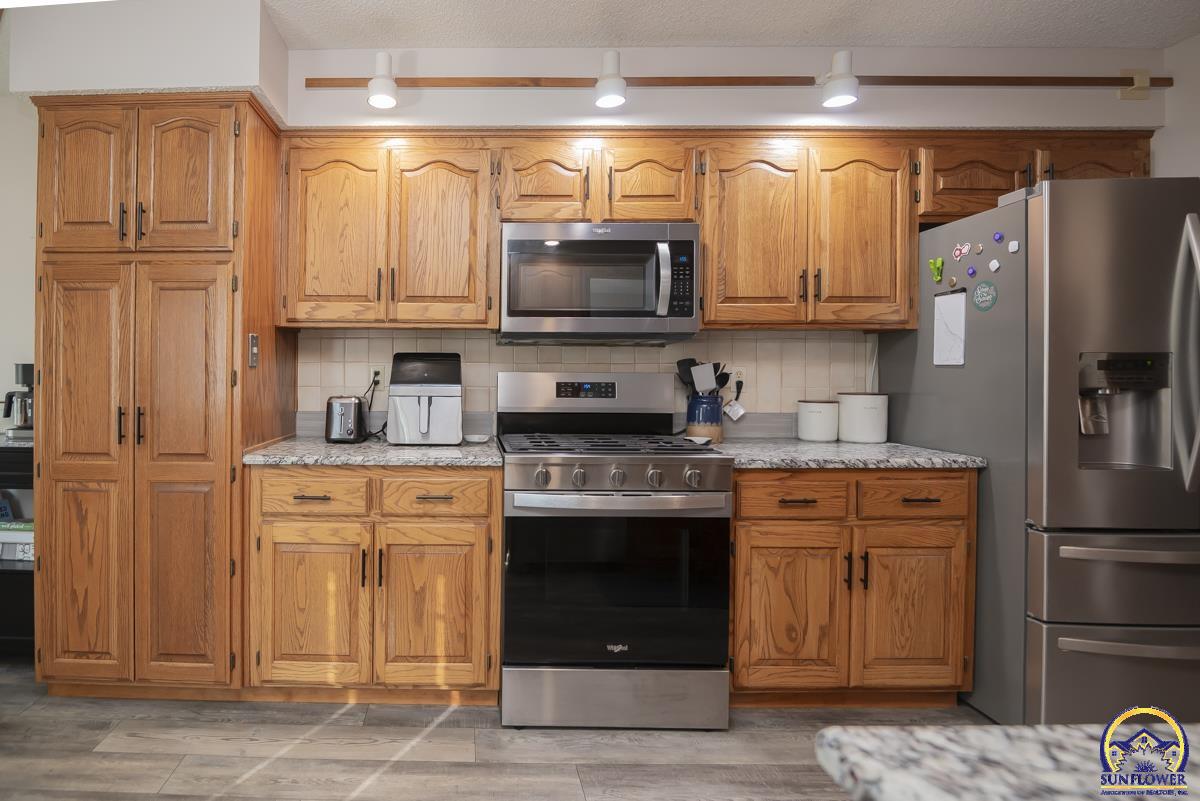 2831 Southwest Bingham Road Topeka, KS 66614 - Photo 13 of 36