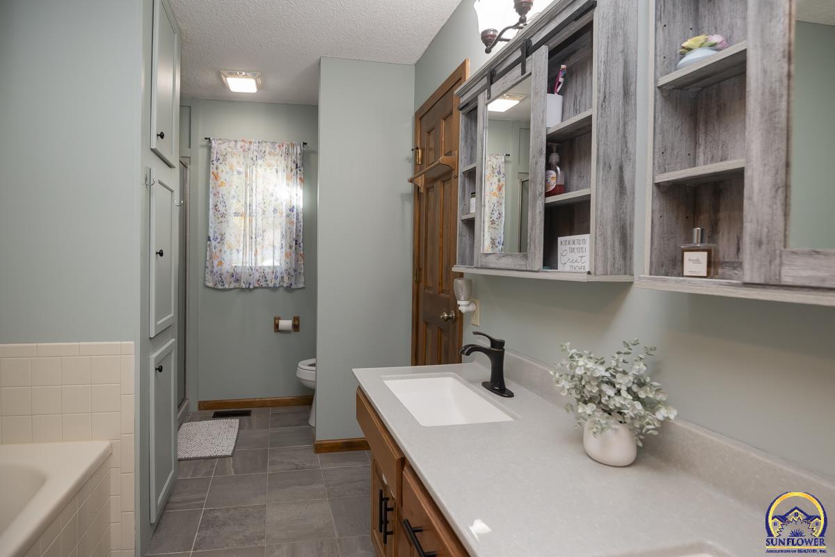 2831 Southwest Bingham Road Topeka, KS 66614 - Photo 14 of 36