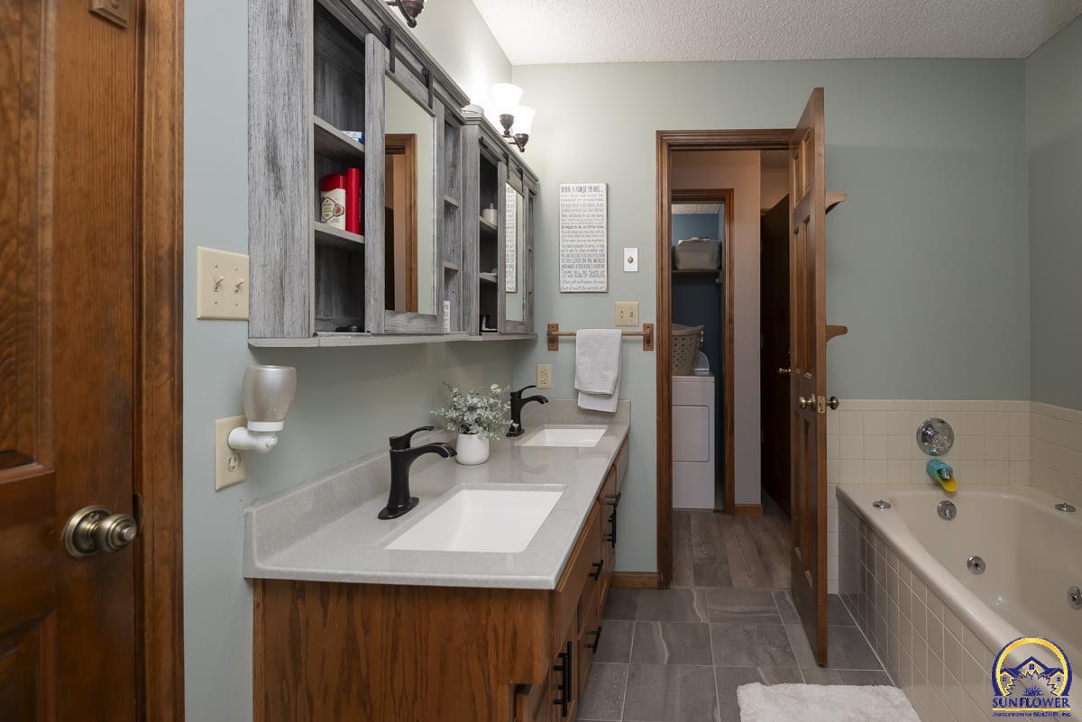 2831 Southwest Bingham Road Topeka, KS 66614 - Photo 16 of 36