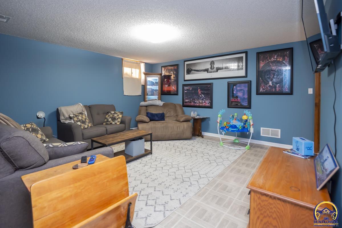 2831 Southwest Bingham Road Topeka, KS 66614 - Photo 28 of 36