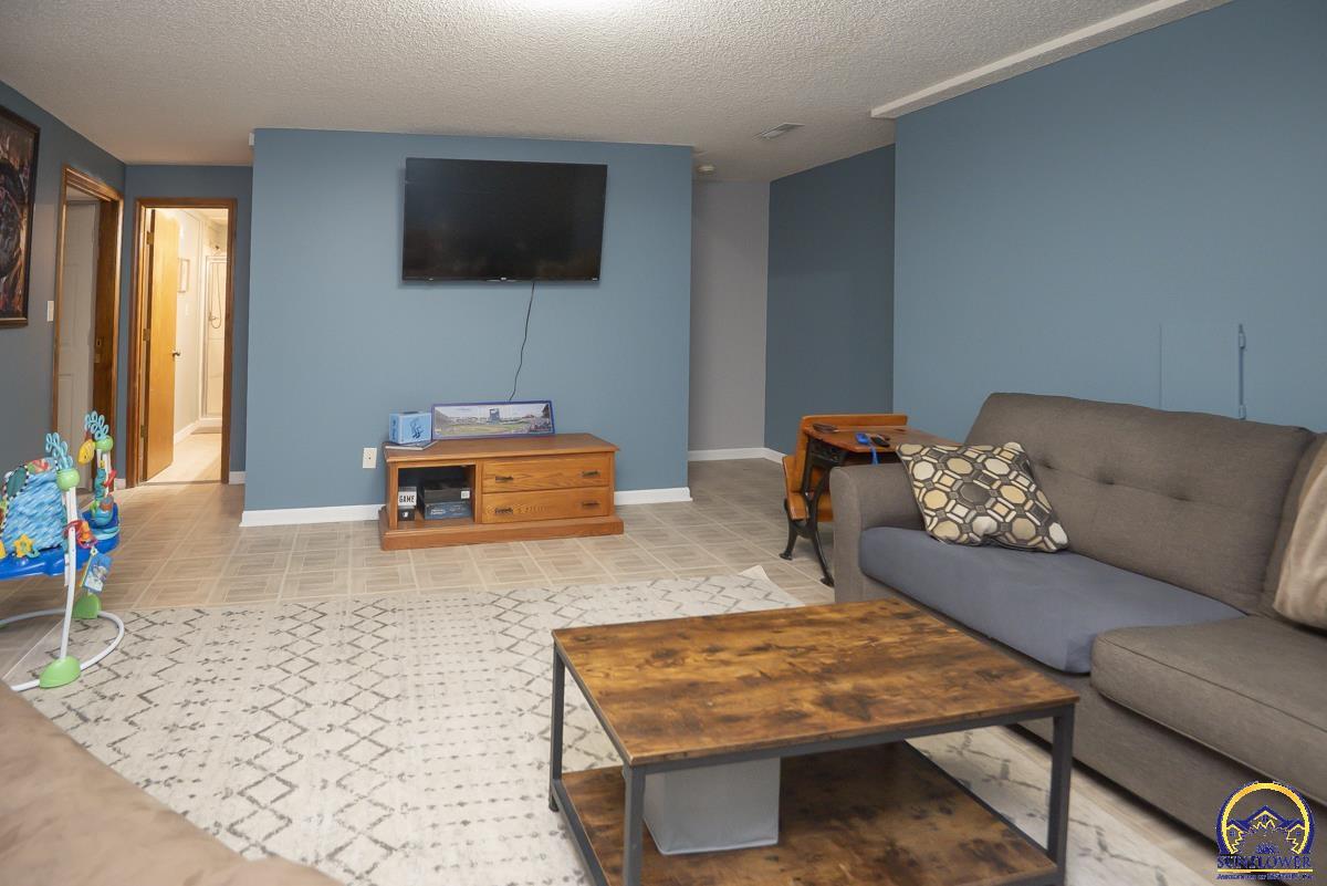 2831 Southwest Bingham Road Topeka, KS 66614 - Photo 29 of 36