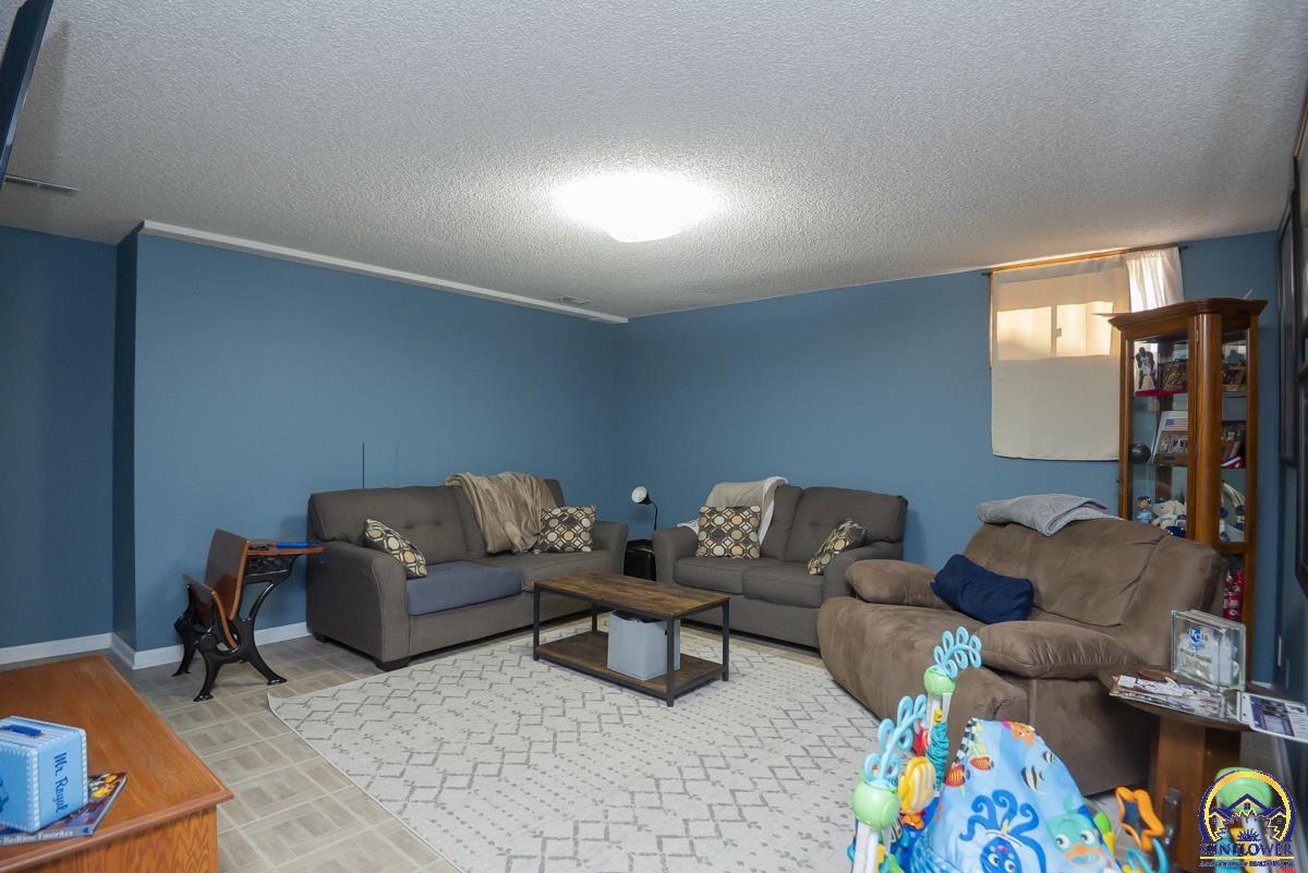 2831 Southwest Bingham Road Topeka, KS 66614 - Photo 30 of 36