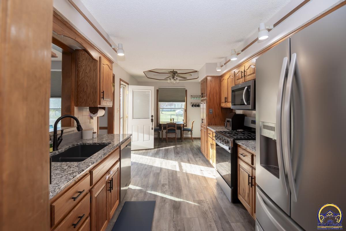 2831 Southwest Bingham Road Topeka, KS 66614 - Photo 10 of 36