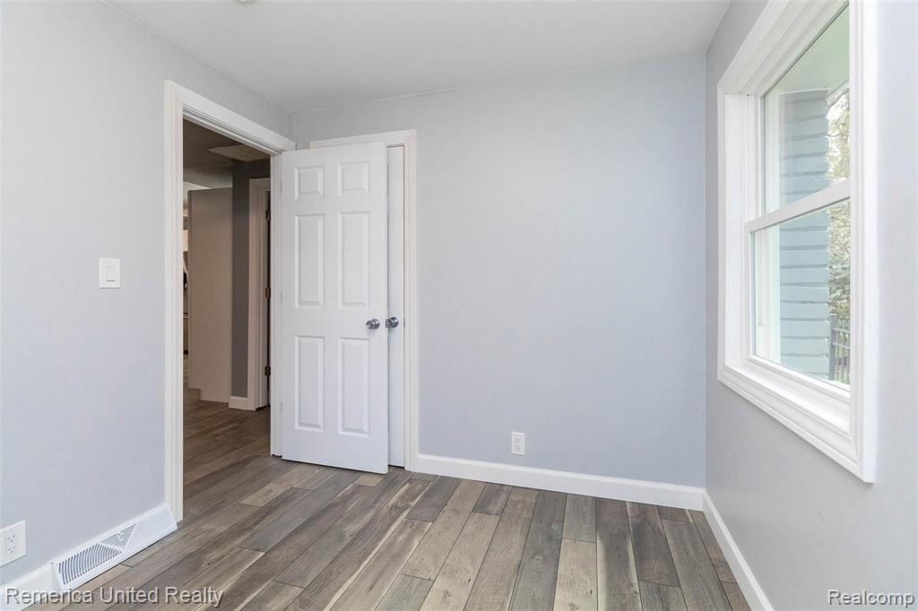 5585 Halsted Road West Bloomfield, MI 48322 - Photo 21 of 37