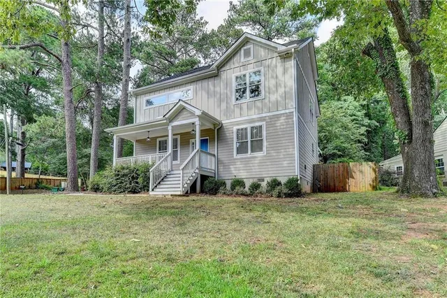 a view of a house with a yard
