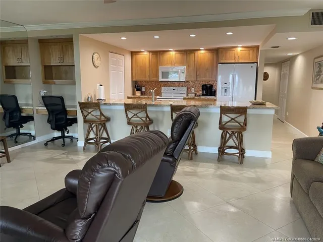 $2,100 | 264 Northeast Edgewater Drive, Unit 102, Stuart, FL 34996