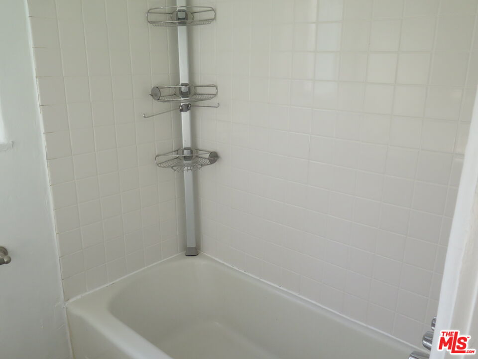 2128 20th Street, Unit B Santa Monica, CA 90405 - Photo 16 of 22 a bathroom with a shower