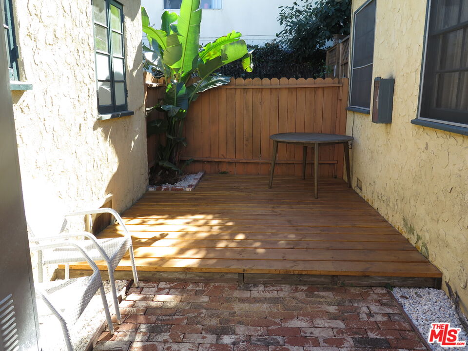2128 20th Street, Unit B Santa Monica, CA 90405 - Photo 19 of 22 a backyard of a house