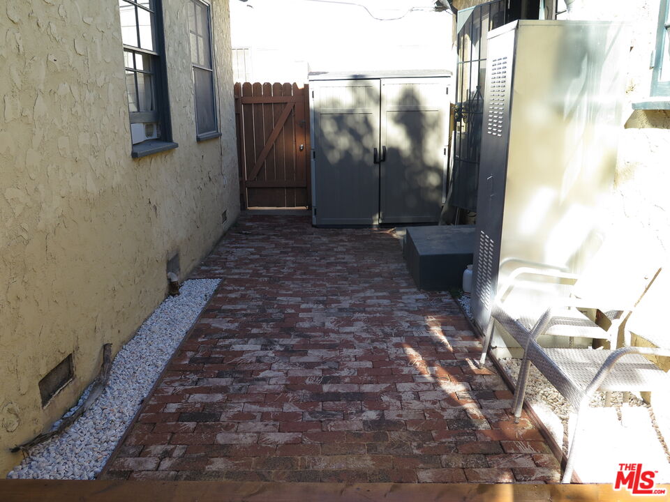 2128 20th Street, Unit B Santa Monica, CA 90405 - Photo 20 of 22 a view of a pathway