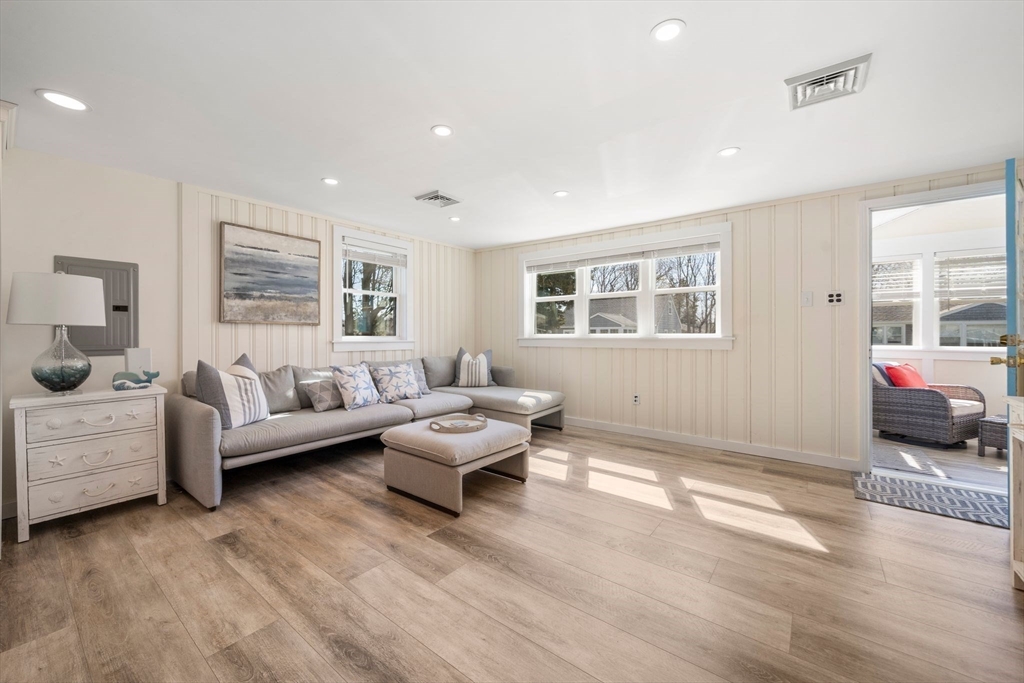 104 Hartford Road Marshfield, MA 02050 - Photo 6 of 37 Gallery Image 6