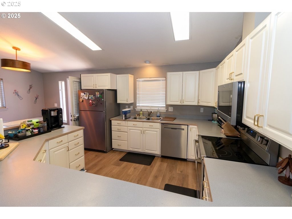 35 Wildwinds Street Florence, OR 97439 - Photo 12 of 32 a kitchen with granite countertop a refrigerator stove and sink