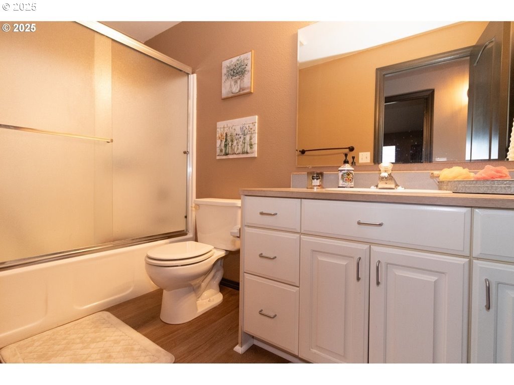 35 Wildwinds Street Florence, OR 97439 - Photo 17 of 32 a bathroom with a toilet a sink a mirror and vanity