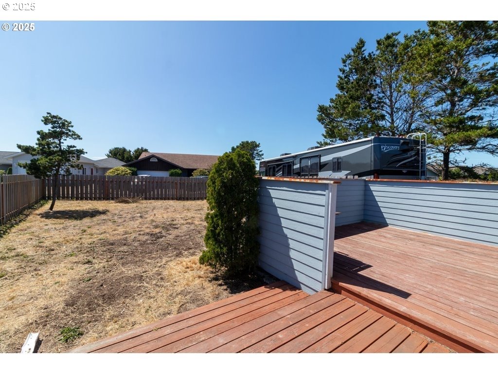 35 Wildwinds Street Florence, OR 97439 - Photo 23 of 32 a view of wooden floor and seating space