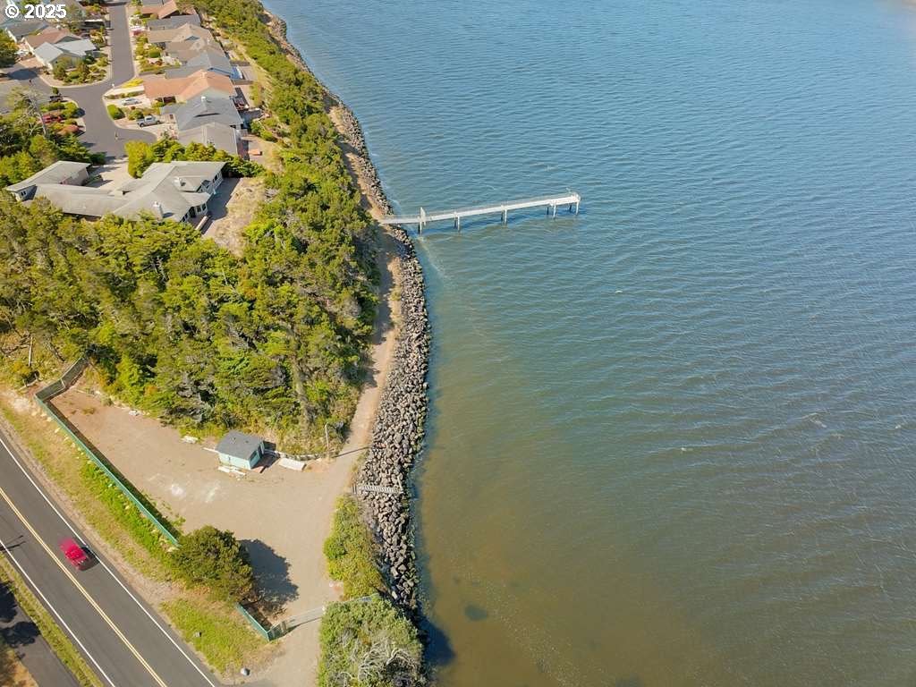 35 Wildwinds Street Florence, OR 97439 - Photo 25 of 32 a bathroom with a sink and mirror