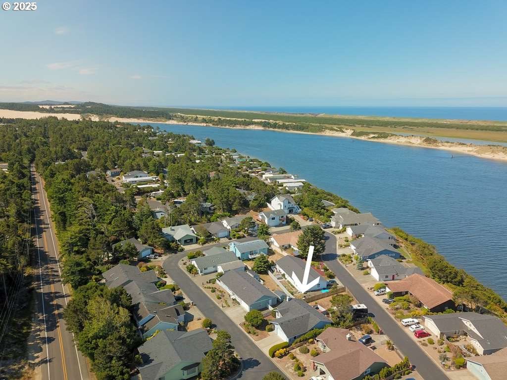 35 Wildwinds Street Florence, OR 97439 - Photo 26 of 32 an aerial view of residential building and ocean