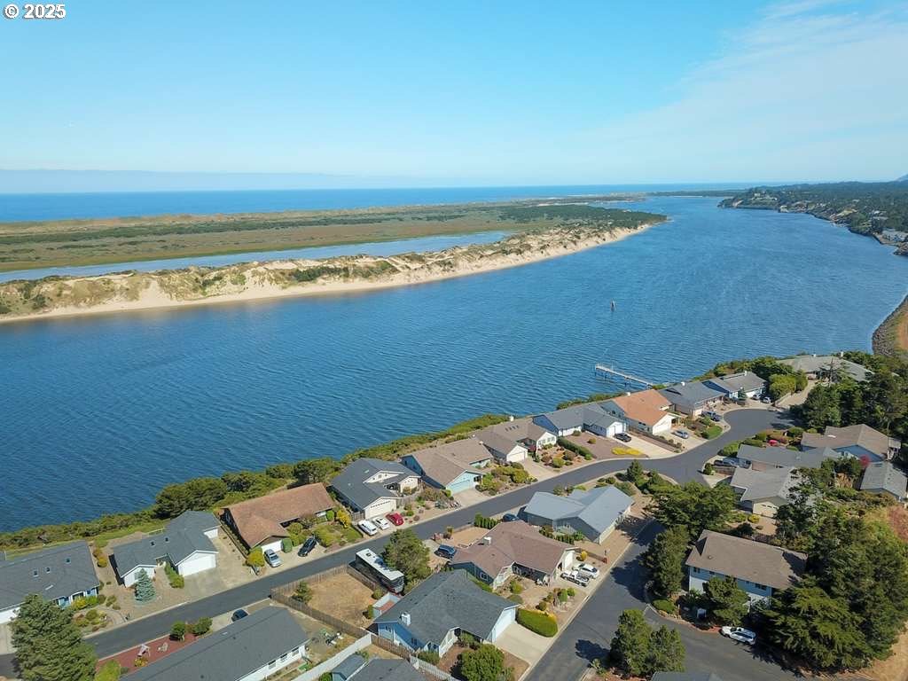 35 Wildwinds Street Florence, OR 97439 - Photo 28 of 32 an aerial view of a ocean