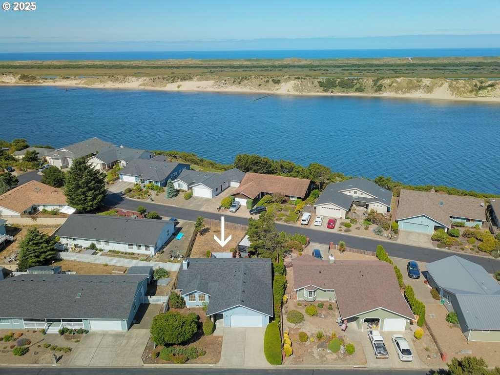 35 Wildwinds Street Florence, OR 97439 - Photo 3 of 32 a view of a city