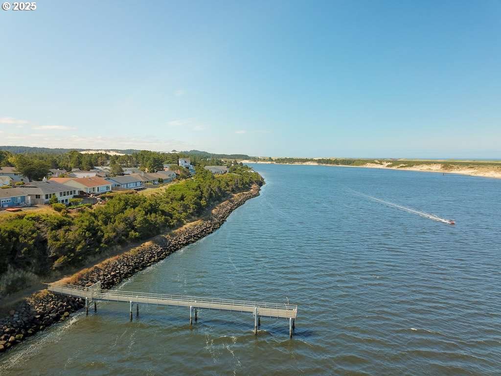 35 Wildwinds Street Florence, OR 97439 - Photo 31 of 32 a view of ocean from a balcony