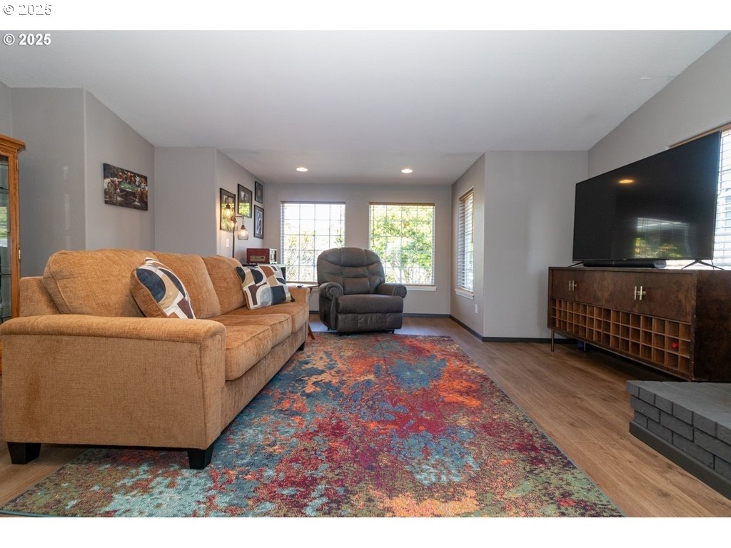 35 Wildwinds Street Florence, OR 97439 - Photo 5 of 32 a living room with furniture and a flat screen tv