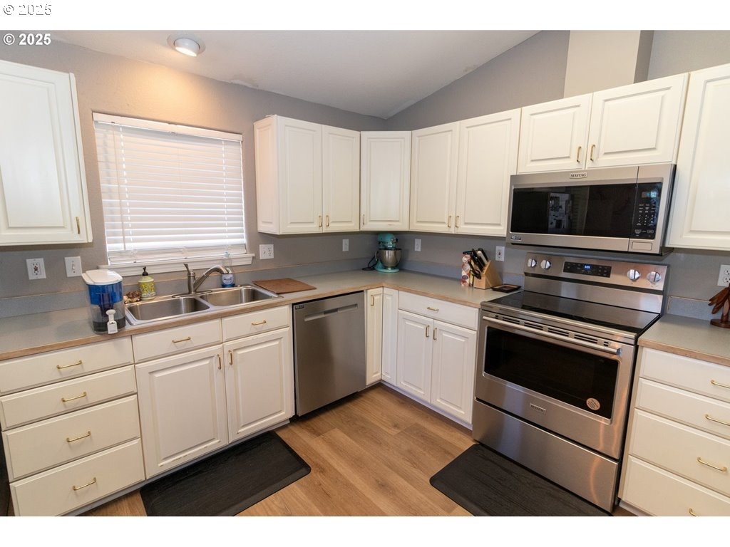 35 Wildwinds Street Florence, OR 97439 - Photo 10 of 32 a kitchen with a sink stove and microwave