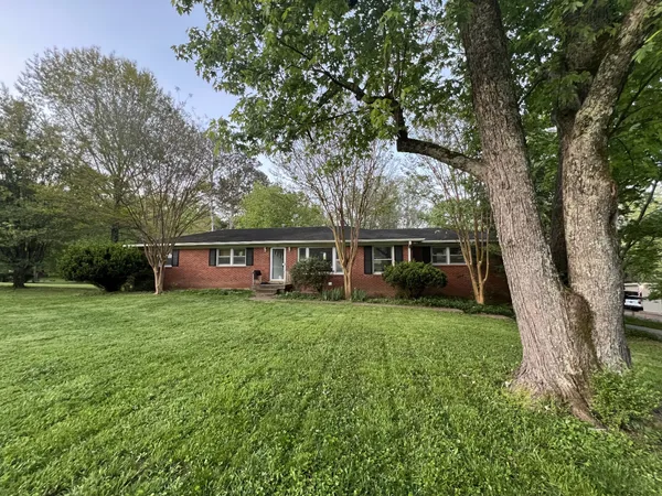 a view of a house with backyard