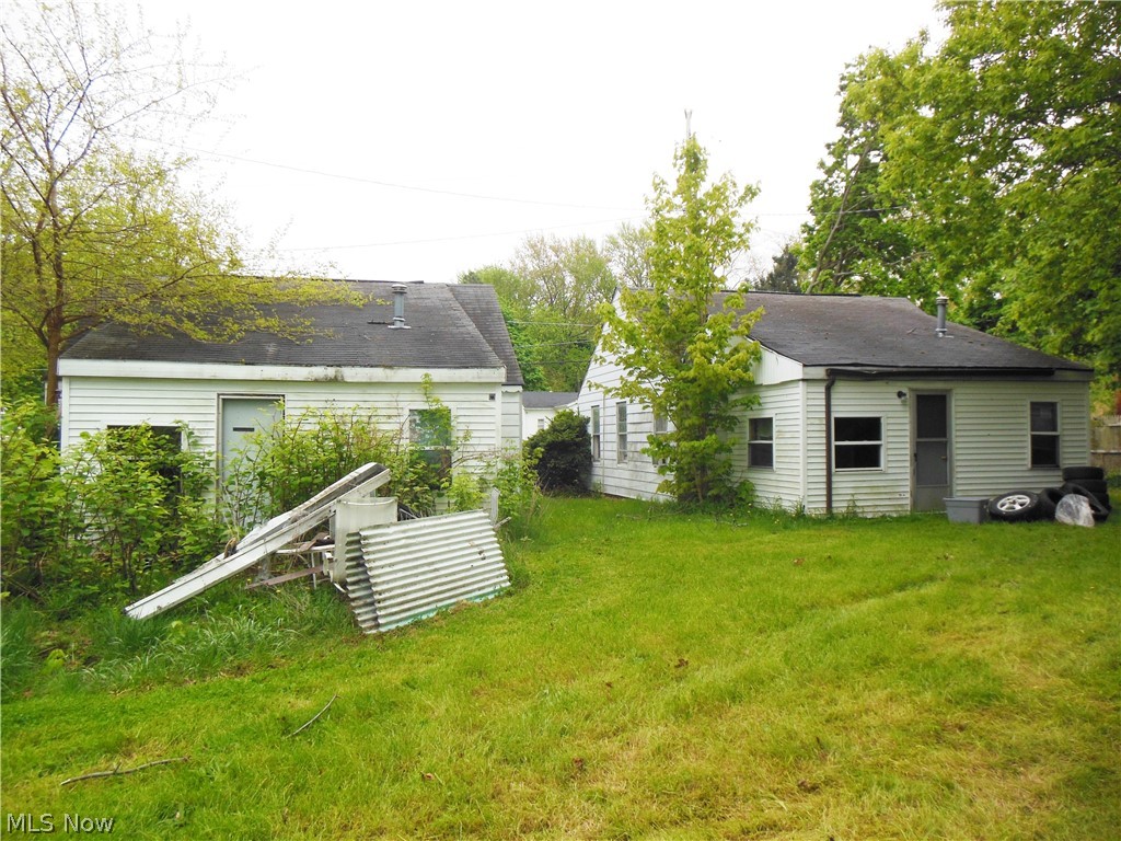6591 Lake Road Madison, OH 44057 - Photo 5 of 7 Back of homes