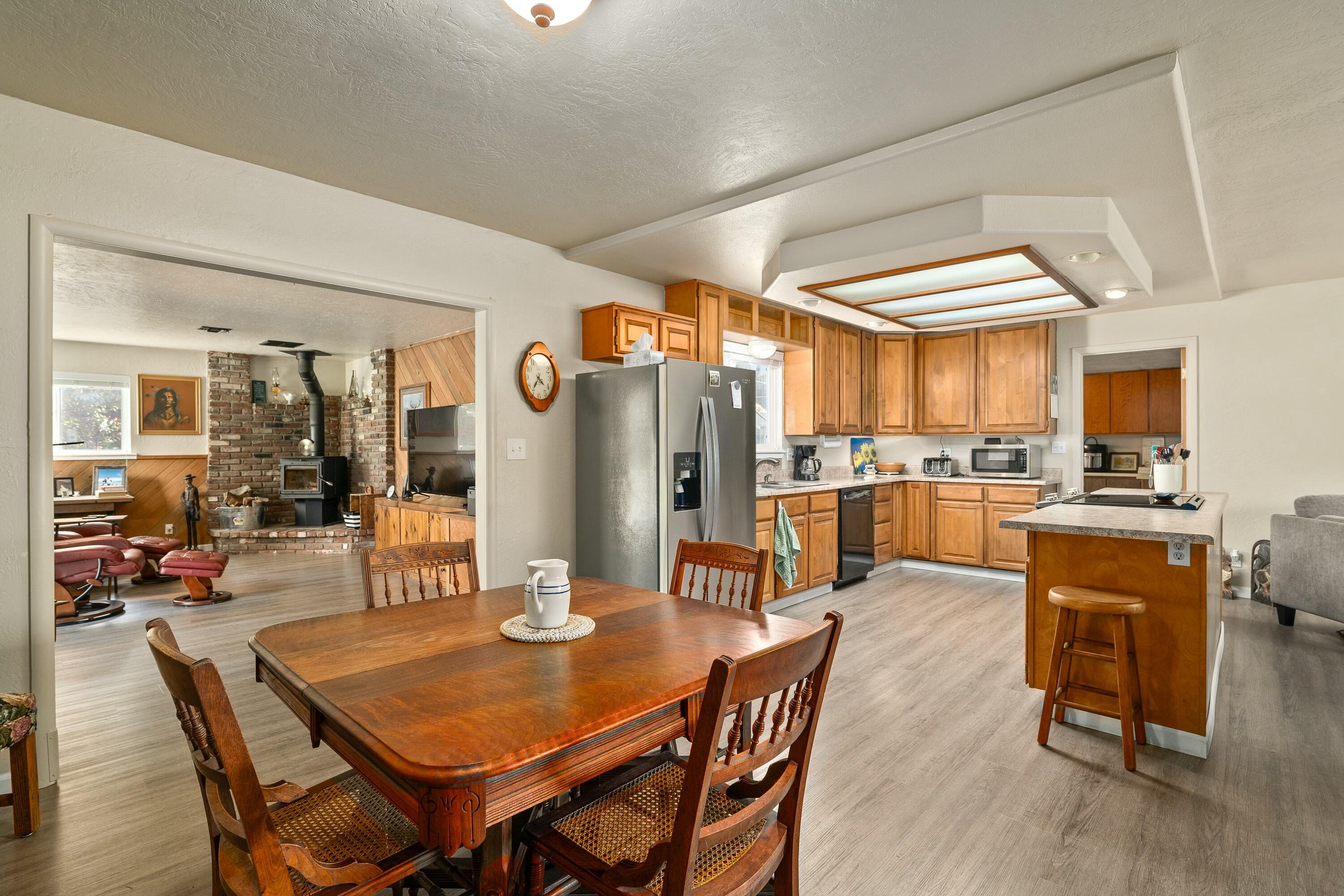 111 Espey Road Grants Pass, OR 97527 - Photo 15 of 48 Dining Room