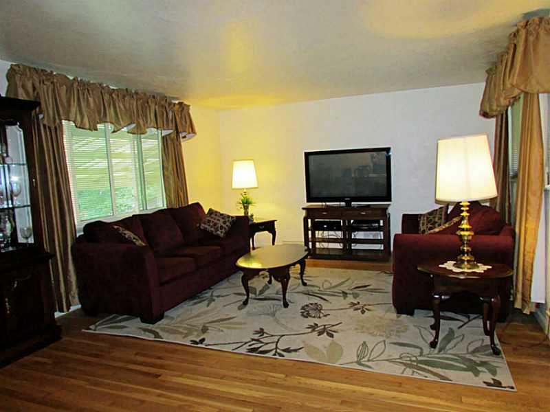 206 Ridgeview Drive Venetia, PA 15367 - Photo 2 of 18 Living Room.
