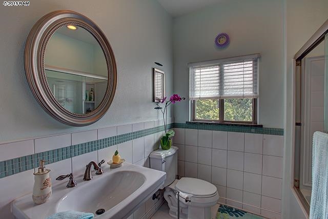 104 Cooke Road Kula, HI 96790 - Photo 14 of 22 a bathroom with a toilet a sink and a mirror