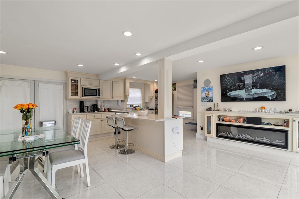 27 Hamilton Place Needham, MA 02494 - Photo 7 of 42