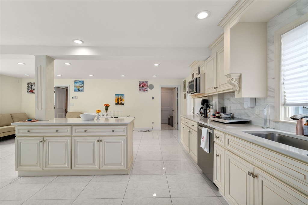 27 Hamilton Place Needham, MA 02494 - Photo 8 of 42