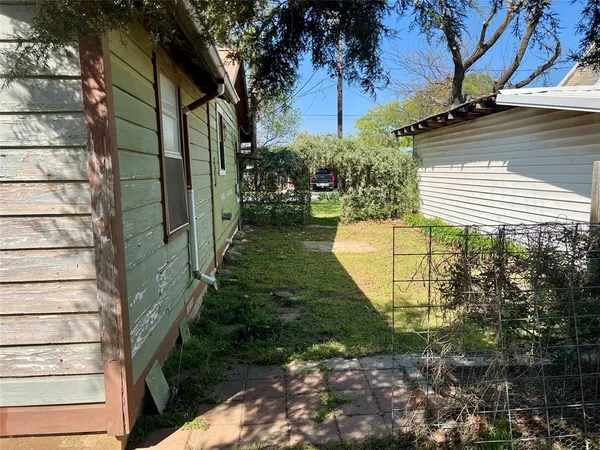 a view of a backyard