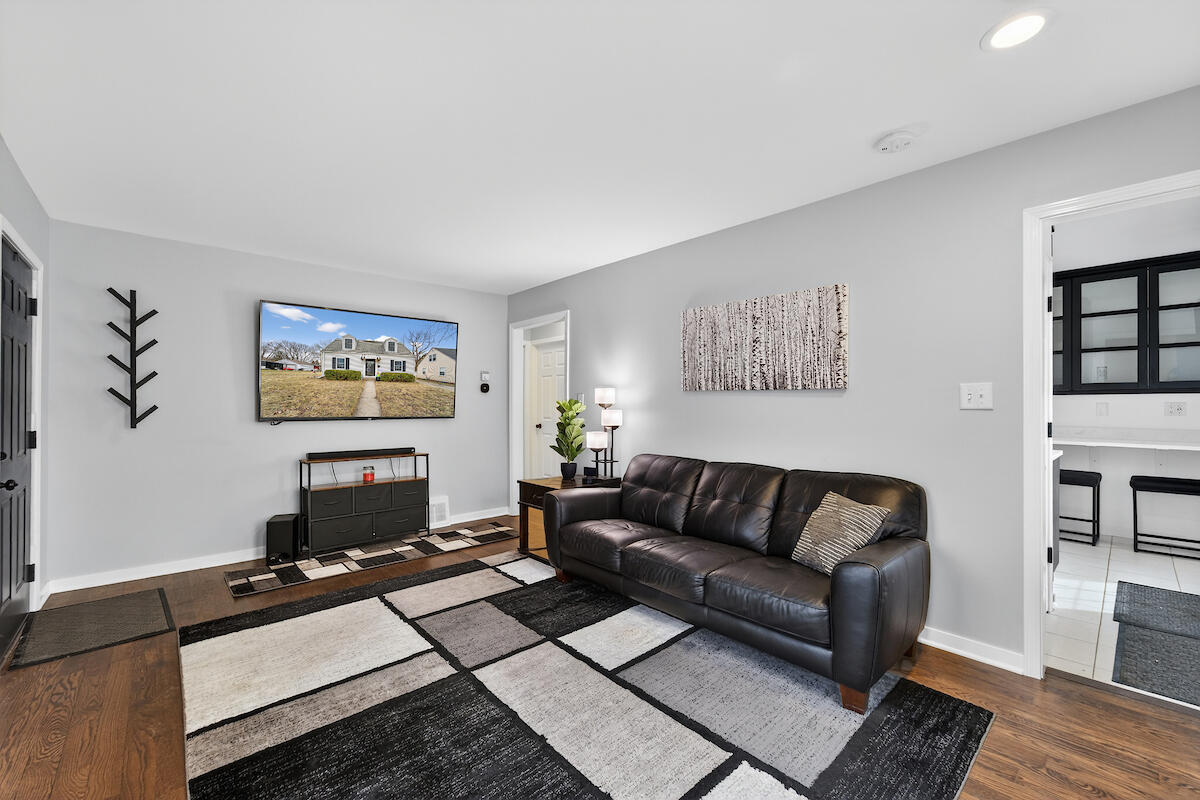 2603 Coolidge Avenue Racine, WI 53403 - Photo 2 of 18 living room
