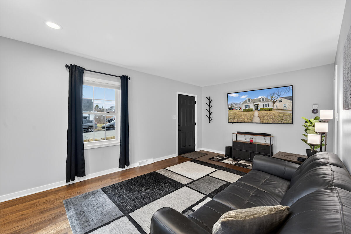 2603 Coolidge Avenue Racine, WI 53403 - Photo 3 of 18 living room