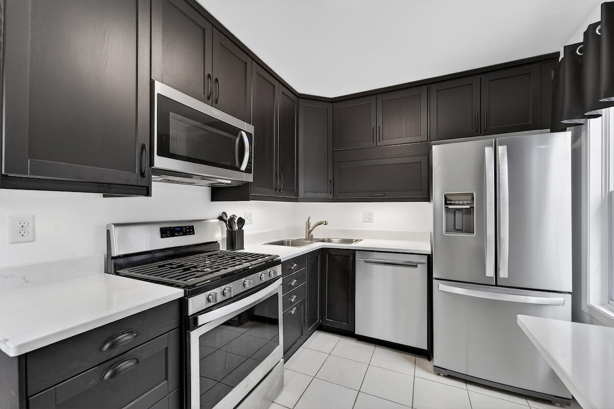 2603 Coolidge Avenue Racine, WI 53403 - Photo 4 of 18 DSC09991