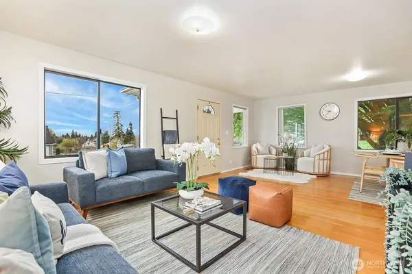 $560,000 | 2001 State Street, Everett, WA 98201