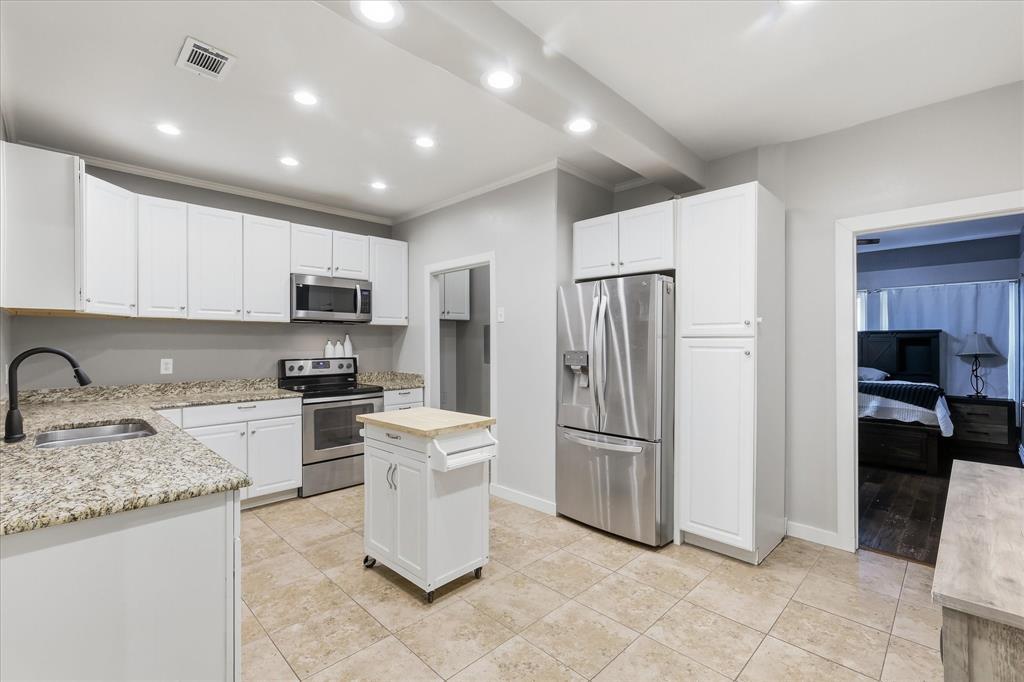 14277 Preston Road, Unit 615 Dallas, TX 75254 - Photo 11 of 20 a kitchen with stainless steel appliances granite countertop a refrigerator stove microwave and sink