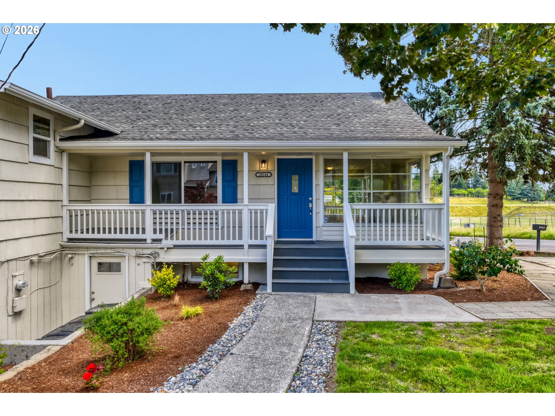 10244 Southwest 40th Avenue Portland, OR 97219 - Photo 2 of 38