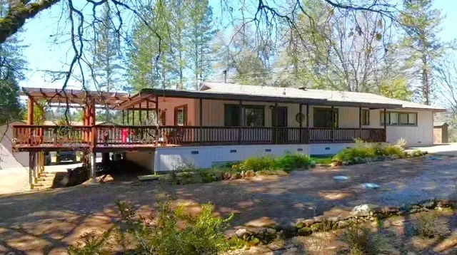a view of a house with a yard