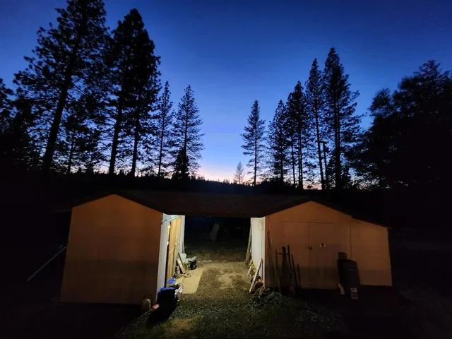 a view of a backyard