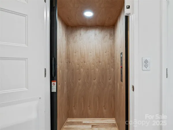 $550,000 | 60 Skyvue Court, Saluda, NC 28773