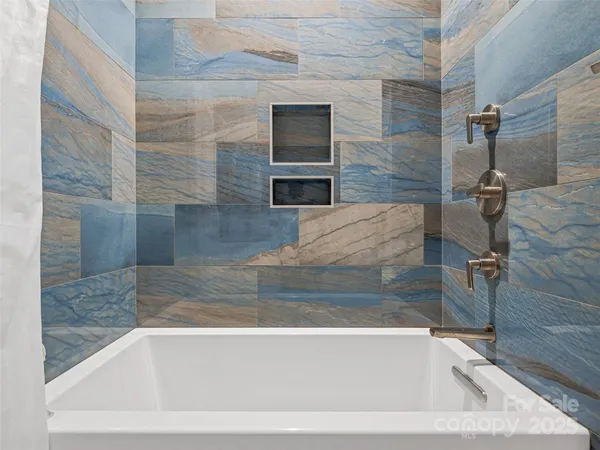 $550,000 | 60 Skyvue Court, Saluda, NC 28773