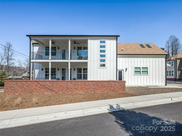 $550,000 | 60 Skyvue Court, Saluda, NC 28773