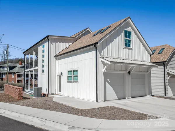 $550,000 | 60 Skyvue Court, Saluda, NC 28773