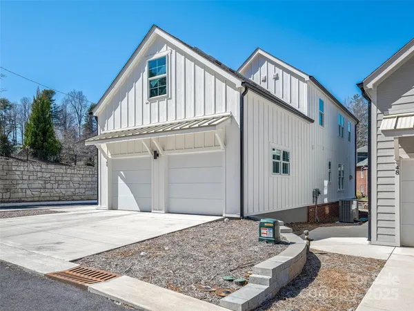 $550,000 | 60 Skyvue Court, Saluda, NC 28773