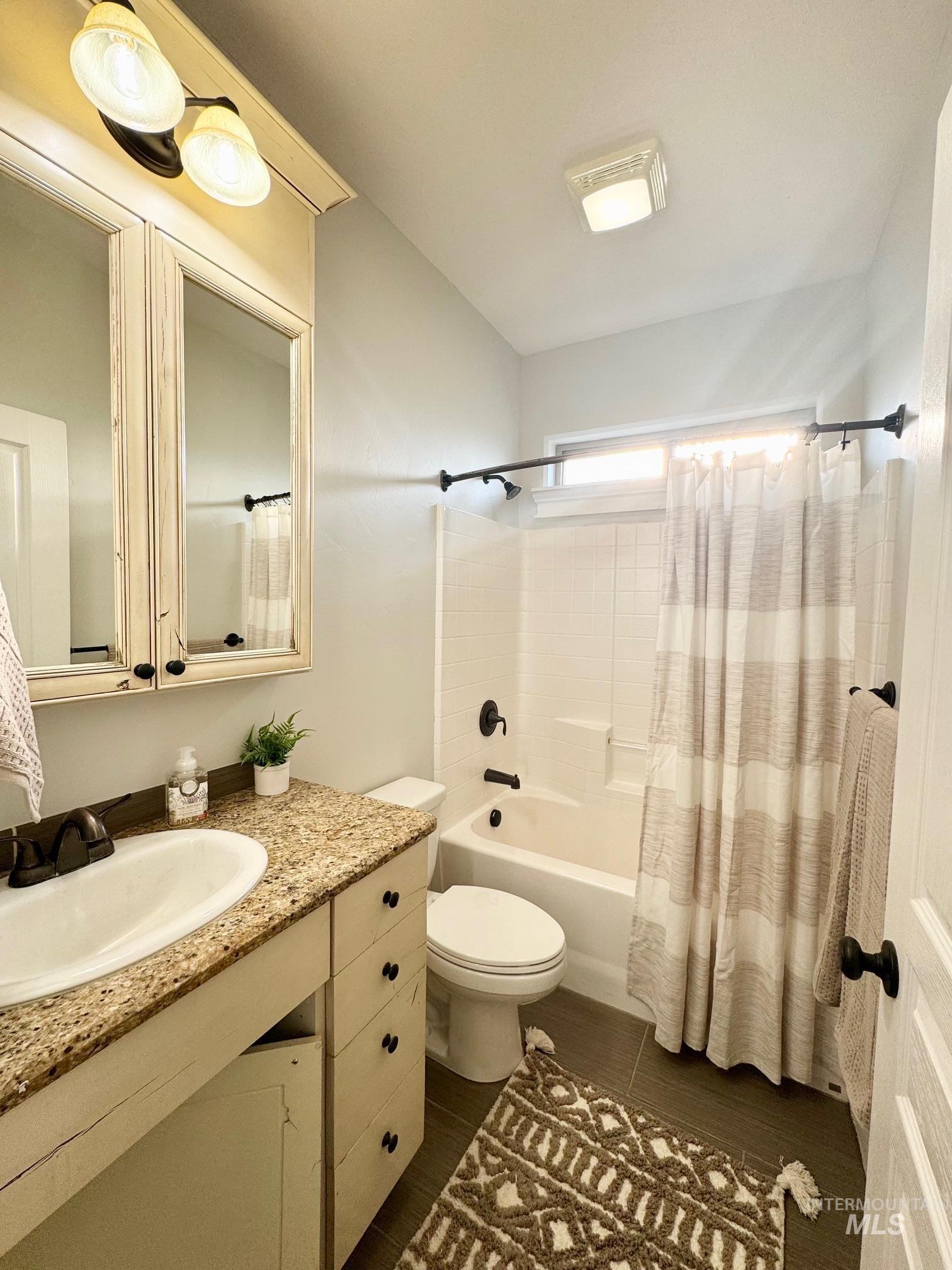 650 Lochsa Loop Heyburn, ID 83336 - Photo 18 of 26 Bathroom with shower / bath combo, vanity, and dark wood-type flooring