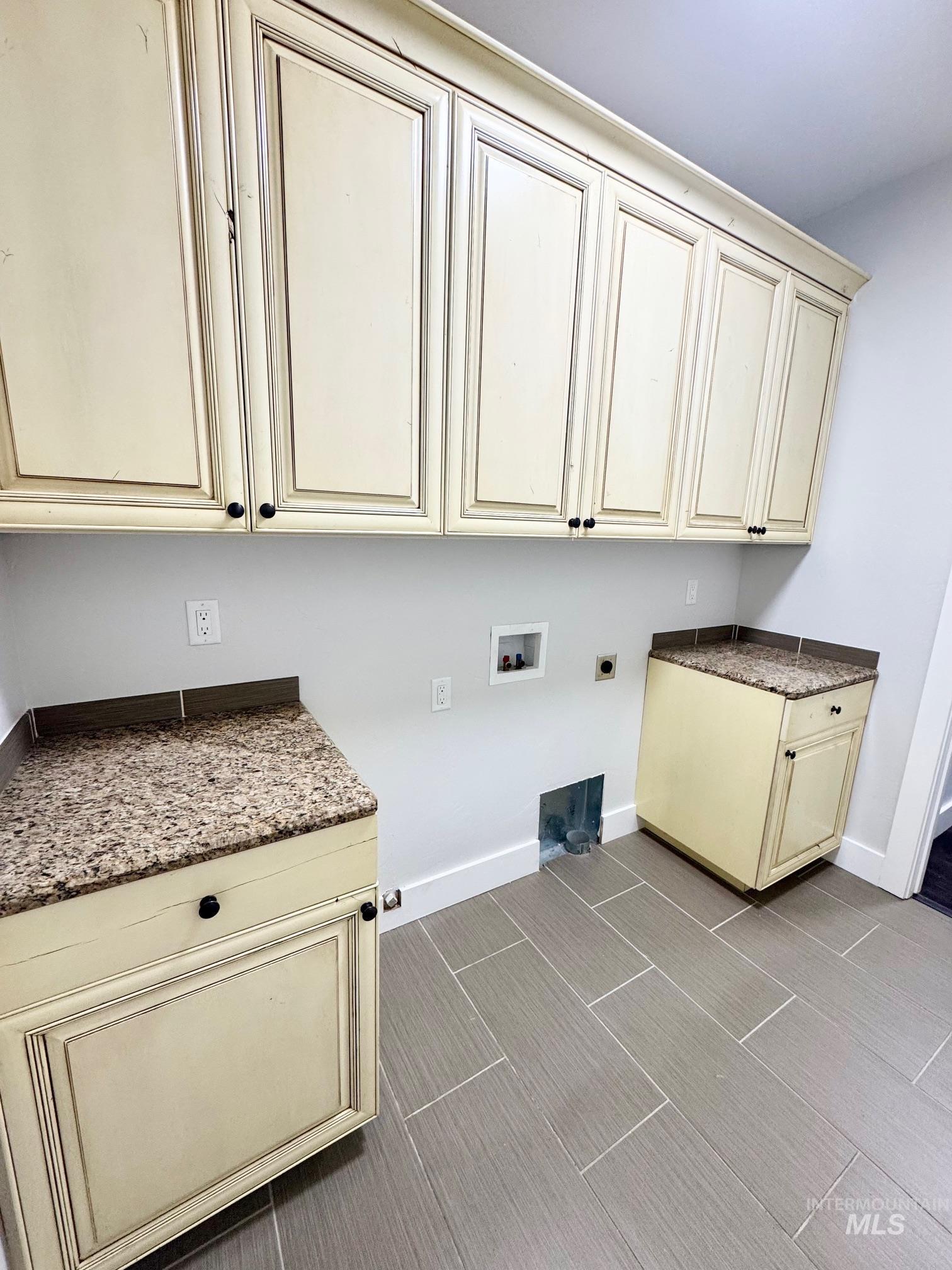 650 Lochsa Loop Heyburn, ID 83336 - Photo 25 of 26 Laundry area with hookup for a washing machine, cabinet space, and electric dryer hookup