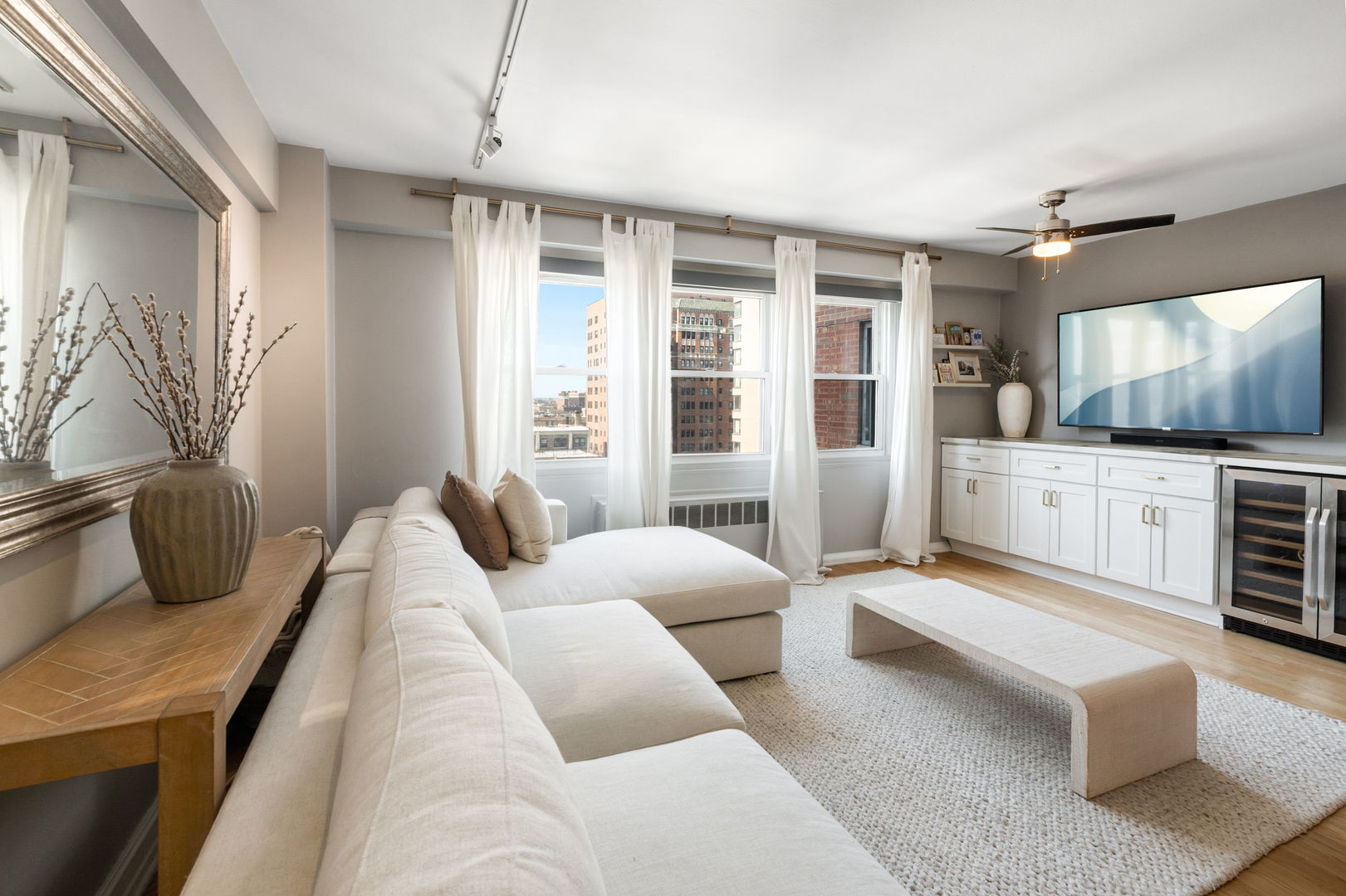 2909 North Sheridan Road, Unit 1104 Chicago, IL 60657 - Photo 3 of 16