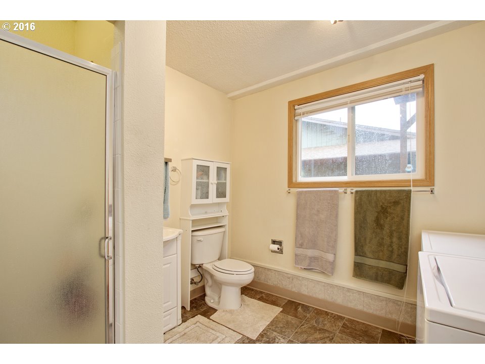 18101 Oatfield Road Gladstone, OR 97027 - Photo 13 of 28 Gallery Image 13